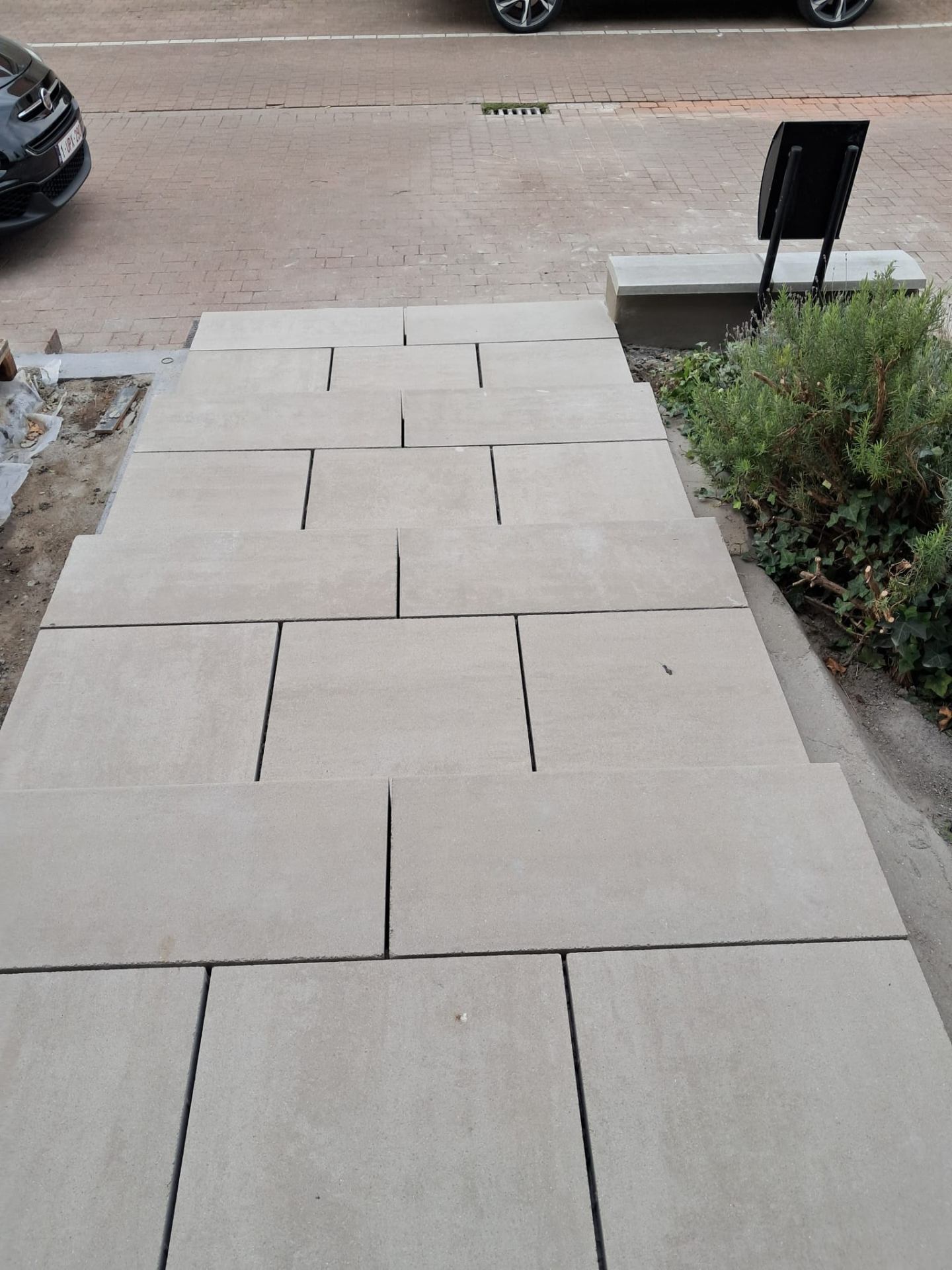 Nieuw aangelegd trap met betontegels